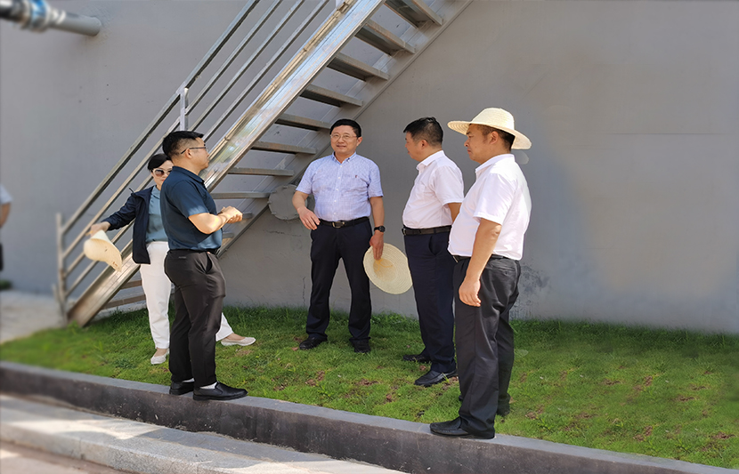 江西省生態(tài)環(huán)境廳副廳長級生態(tài)環(huán)境監(jiān)察專員、贛南專員辦主任喻子水一行蒞臨挺進(jìn)環(huán)保和樂新村項(xiàng)目點(diǎn)視察調(diào)研